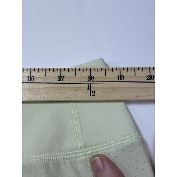 Athleta Run With It 3.5" Short Shorts Pale Yellow Green XL Stretch Pocket - Picture 7 of 16